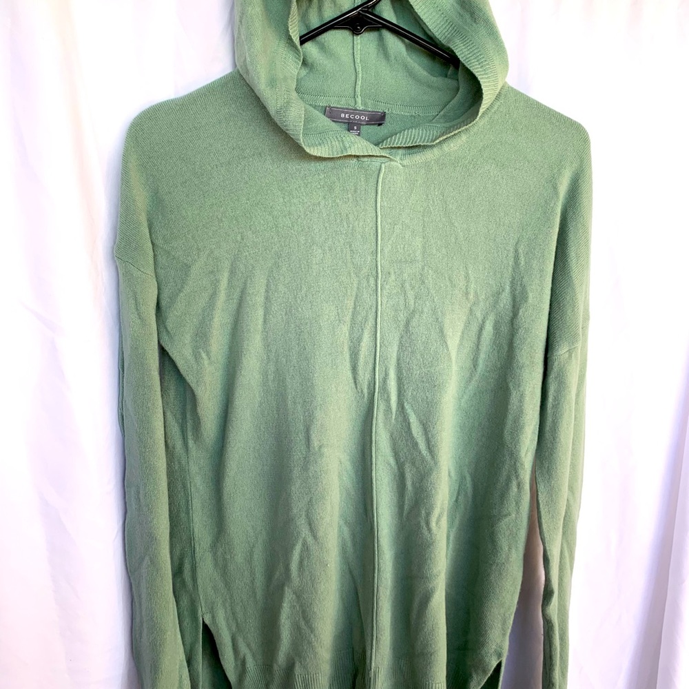 Women’s sweater hooded too